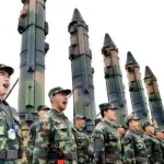 官员向参议院表示，北京的导弹部队可能挑战美国在亚太地区的主导地位。 📍 日期： 华盛顿特区 | 2025年7月2日 🛰️ 动向 美国高级国防官员向立法者表示，中国人民解放军火箭军（PLARF）迅速扩大了其导弹能力，对美国在印太地区的基地和盟友构成了严重威胁。 📡 信号 火箭军的现代化和高超音速导弹的发展代表着一项战略转变，这可能会削弱美国的威慑力，破坏地区稳定，并在发生冲突时限制美国的军事行动。 📌 核心事实（要点） 五角大楼的证词警告说，中国人民解放军火箭军在远程精确打击和高超音速导弹技术方面取得了重大进展。 中国目前部署了400多枚洲际弹道导弹，估计拥有600多枚核弹头，预计近期将超过1000枚。 导弹库包括： 1300枚中程弹道导弹（瞄准关岛的美国基地） 500枚中程导弹（射程可达阿拉斯加和澳大利亚） 900枚短程导弹（可打击台湾） 400枚可有效打击第一岛链的巡航导弹 东风-17高超音速导弹可以取代老旧系统，打击西太平洋的美国海军力量。 解放军还在构建由卫星、传感器和武器组成的精密“杀伤网”，以增强跨作战域的瞄准和指挥控制能力。 🧭 背景 中国人民解放军远程导弹部队（PLARF）是中国军事战略的核心，在北京重塑地区力量平衡、遏制美国干预台湾等热点问题的努力中发挥着关键作用。在国家主席习近平的领导下，这支部队得到了显著发展，他优先考虑核武器和导弹的现代化。 🧑‍💼 参与者 PLARF（中国）——负责监管常规和核导弹部队 戴维·阿尔文将军——美国空军参谋长 钱斯·萨尔兹曼将军——美国太空军太空作战部长 刘鹏宇——中国大使馆发言人 美国参议院拨款委员会——国防预算监督机构 🎙️ 回应 萨尔兹曼将军（美国太空军）：“中国的情报、监视与侦察（ISR）网络使他们能够进行远距离跟踪和瞄准……我们必须减轻他们通过该网络产生的影响。” 阿尔文将军（美国空军）：“中华人民共和国正在快速现代化……意图重塑国际秩序。” 中国大使馆发言人：“中国坚持和平发展……美国正在把亚太地区变成火药桶。” 🔮 展望 美国国防部优先考虑国土防御、核威慑和全球力量投射。其2026财年9616亿美元的预算申请反映了美国转向为与中国等实力相当的对手进行高端冲突做准备。 📆 时间线 2023-2024：中国人民解放军导弹部队（PLARF）导弹建设加速 2024：国防部确认中国核弹头数量超过600枚 2025：参议院证词显示解放军能力增强 2026：五角大楼国防预算申请凸显战略转变 🧠 NSS观点 美国必须为印度-太平洋地区以导弹为中心的新战场做好准备。虽然中国在弹头数量上可能落后，但其速度、精度和情报、监视与侦察（ISR）一体化能力构成了不对称威胁，可能在冲突初期瘫痪美国区域部队。 来源： 基于《新闻周刊》迈卡·麦卡特尼的报道。经美国空军和太空部队领导人在参议院拨款委员会作证后确认。 此新闻基于迈卡·麦卡特尼的报道 | 《新闻周刊》