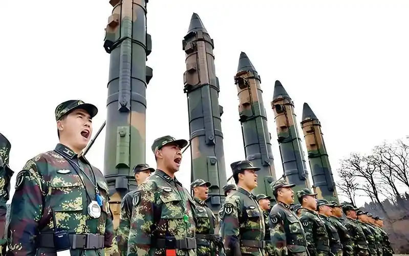 官员向参议院表示，北京的导弹部队可能挑战美国在亚太地区的主导地位。 📍 日期： 华盛顿特区 | 2025年7月2日 🛰️ 动向 美国高级国防官员向立法者表示，中国人民解放军火箭军（PLARF）迅速扩大了其导弹能力，对美国在印太地区的基地和盟友构成了严重威胁。 📡 信号 火箭军的现代化和高超音速导弹的发展代表着一项战略转变，这可能会削弱美国的威慑力，破坏地区稳定，并在发生冲突时限制美国的军事行动。 📌 核心事实（要点） 五角大楼的证词警告说，中国人民解放军火箭军在远程精确打击和高超音速导弹技术方面取得了重大进展。 中国目前部署了400多枚洲际弹道导弹，估计拥有600多枚核弹头，预计近期将超过1000枚。 导弹库包括： 1300枚中程弹道导弹（瞄准关岛的美国基地） 500枚中程导弹（射程可达阿拉斯加和澳大利亚） 900枚短程导弹（可打击台湾） 400枚可有效打击第一岛链的巡航导弹 东风-17高超音速导弹可以取代老旧系统，打击西太平洋的美国海军力量。 解放军还在构建由卫星、传感器和武器组成的精密“杀伤网”，以增强跨作战域的瞄准和指挥控制能力。 🧭 背景 中国人民解放军远程导弹部队（PLARF）是中国军事战略的核心，在北京重塑地区力量平衡、遏制美国干预台湾等热点问题的努力中发挥着关键作用。在国家主席习近平的领导下，这支部队得到了显著发展，他优先考虑核武器和导弹的现代化。 🧑‍💼 参与者 PLARF（中国）——负责监管常规和核导弹部队 戴维·阿尔文将军——美国空军参谋长 钱斯·萨尔兹曼将军——美国太空军太空作战部长 刘鹏宇——中国大使馆发言人 美国参议院拨款委员会——国防预算监督机构 🎙️ 回应 萨尔兹曼将军（美国太空军）：“中国的情报、监视与侦察（ISR）网络使他们能够进行远距离跟踪和瞄准……我们必须减轻他们通过该网络产生的影响。” 阿尔文将军（美国空军）：“中华人民共和国正在快速现代化……意图重塑国际秩序。” 中国大使馆发言人：“中国坚持和平发展……美国正在把亚太地区变成火药桶。” 🔮 展望 美国国防部优先考虑国土防御、核威慑和全球力量投射。其2026财年9616亿美元的预算申请反映了美国转向为与中国等实力相当的对手进行高端冲突做准备。 📆 时间线 2023-2024：中国人民解放军导弹部队（PLARF）导弹建设加速 2024：国防部确认中国核弹头数量超过600枚 2025：参议院证词显示解放军能力增强 2026：五角大楼国防预算申请凸显战略转变 🧠 NSS观点 美国必须为印度-太平洋地区以导弹为中心的新战场做好准备。虽然中国在弹头数量上可能落后，但其速度、精度和情报、监视与侦察（ISR）一体化能力构成了不对称威胁，可能在冲突初期瘫痪美国区域部队。 来源： 基于《新闻周刊》迈卡·麦卡特尼的报道。经美国空军和太空部队领导人在参议院拨款委员会作证后确认。 此新闻基于迈卡·麦卡特尼的报道 | 《新闻周刊》